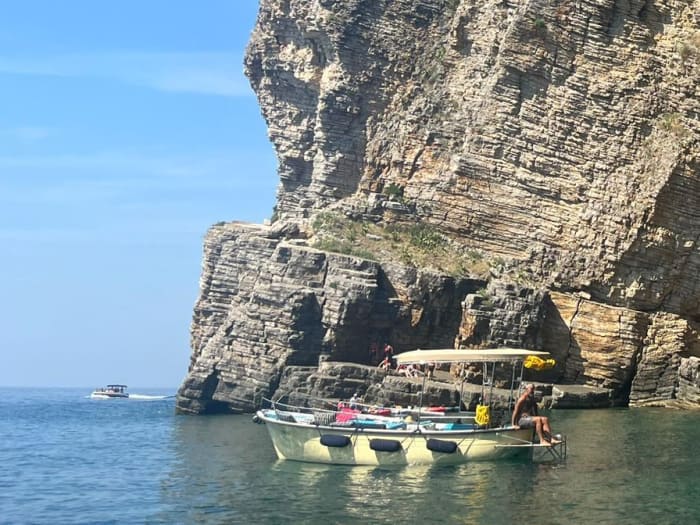 Erkunden Sie Budva mit dem Boot: Ein ganzer Tag auf dem Wasser an Bord eines Motorboots