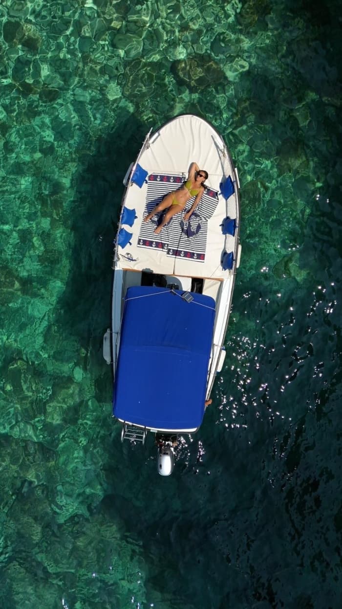 Erkunden Sie Budva mit dem Boot: Ein ganzer Tag auf dem Wasser an Bord eines Motorboots