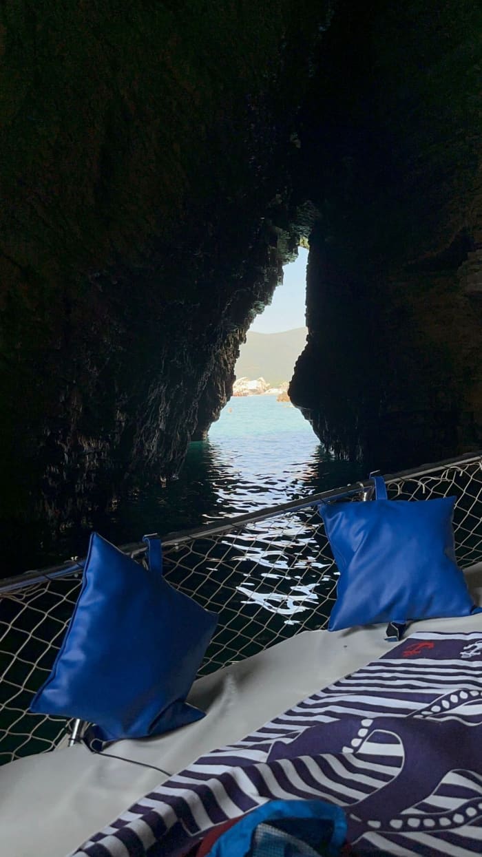 Erkunden Sie Budva mit dem Boot: Ein ganzer Tag auf dem Wasser an Bord eines Motorboots