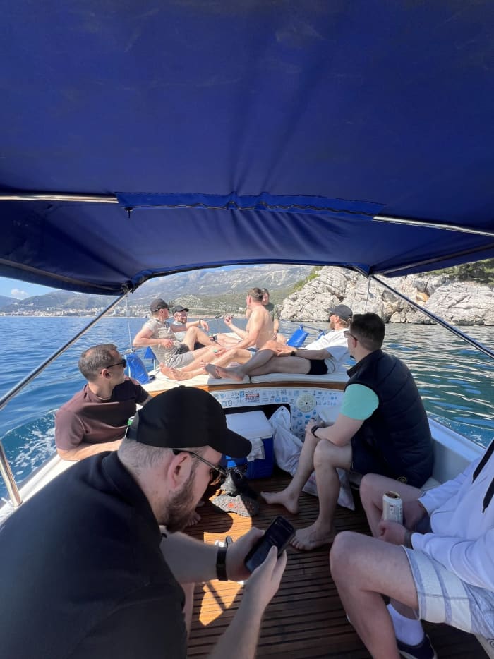 Erkunden Sie Budva mit dem Boot: Ein ganzer Tag auf dem Wasser an Bord eines Motorboots