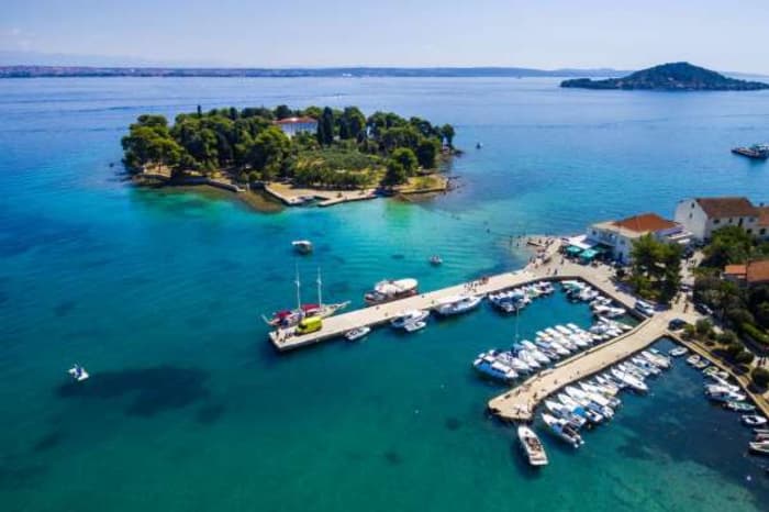 Excursión de isla en isla desde Zadar: Bahías Azules, Kali, Ošljak e islote de Galevac