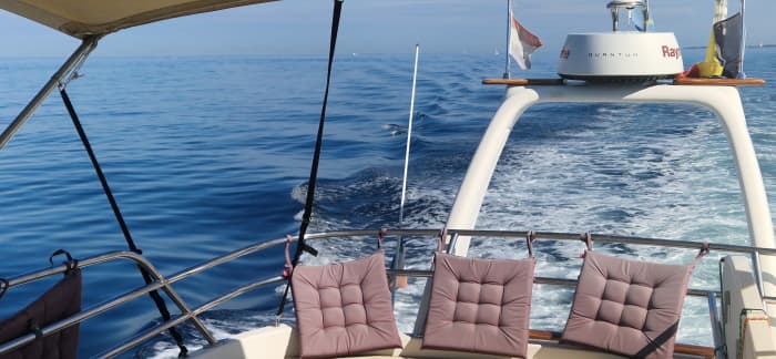Sofisticación en alta mar: Descubra Novigrad en un yate a motor de lujo.