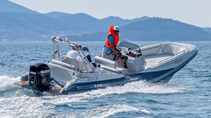 Votre journée à Sukošan : louez un bateau à moteur pour une journée complète de découverte.