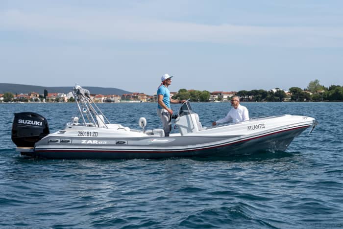 Votre journée à Sukošan : louez un bateau à moteur pour une journée complète de découverte.
