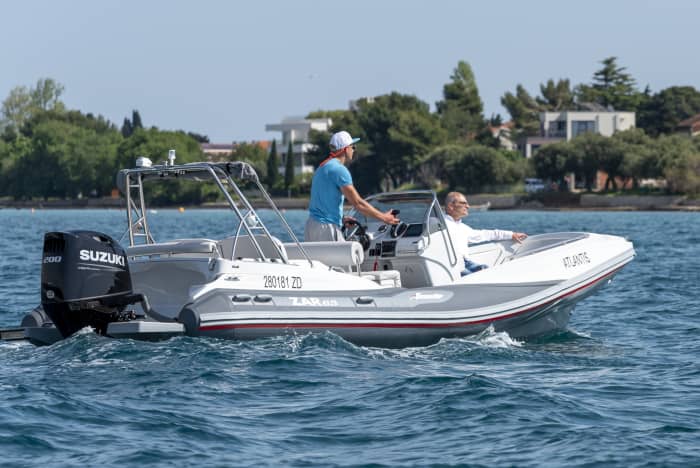 Votre journée à Sukošan : louez un bateau à moteur pour une journée complète de découverte.