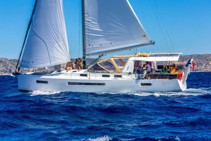 Your own Greek Odyssey: A 7h voyage on a sailboat