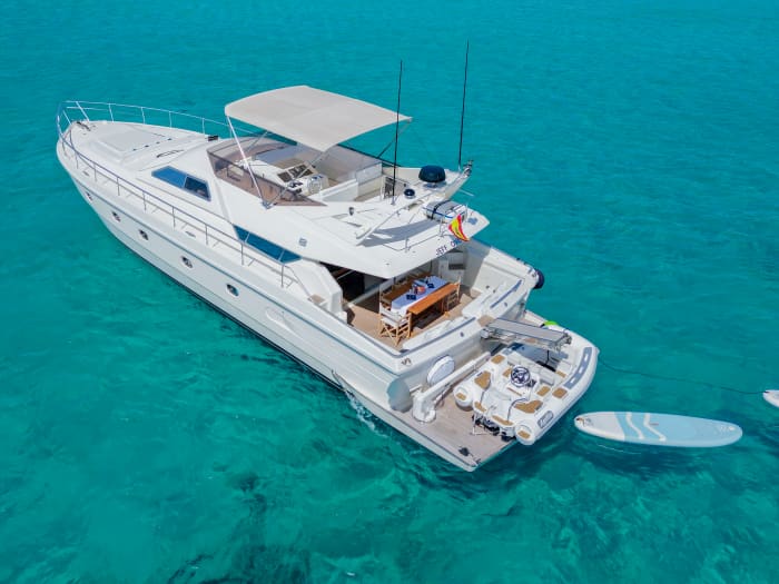 Ferretti 62 – Bringen Sie einfach Ihre Lust auf Vergnügen mit. Wir kümmern uns um den Rest.