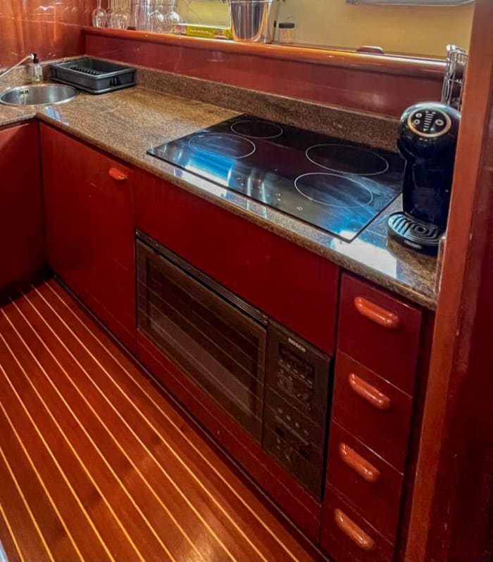 Ferretti 62 – Bringen Sie einfach Ihre Lust auf Vergnügen mit. Wir kümmern uns um den Rest.