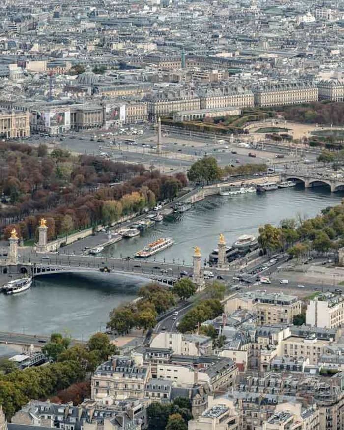 Explore Paris in a half-day: Rent a motorboat for 4h