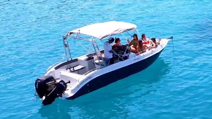 Private boat trip around Athens on a motorboat