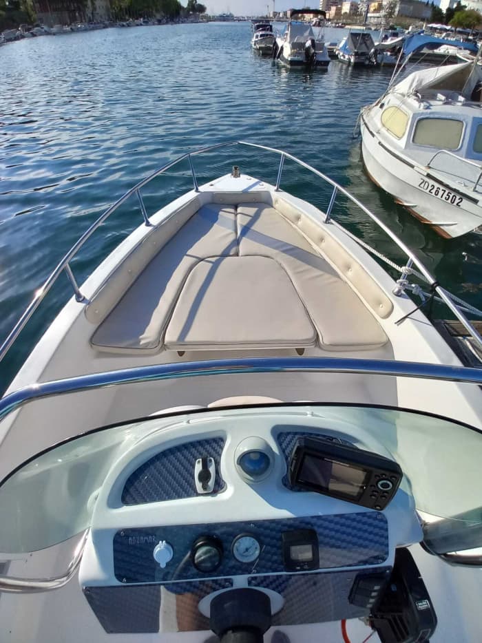 Explora Zadar en barco: Un día completo en el agua a bordo de una lancha motora.