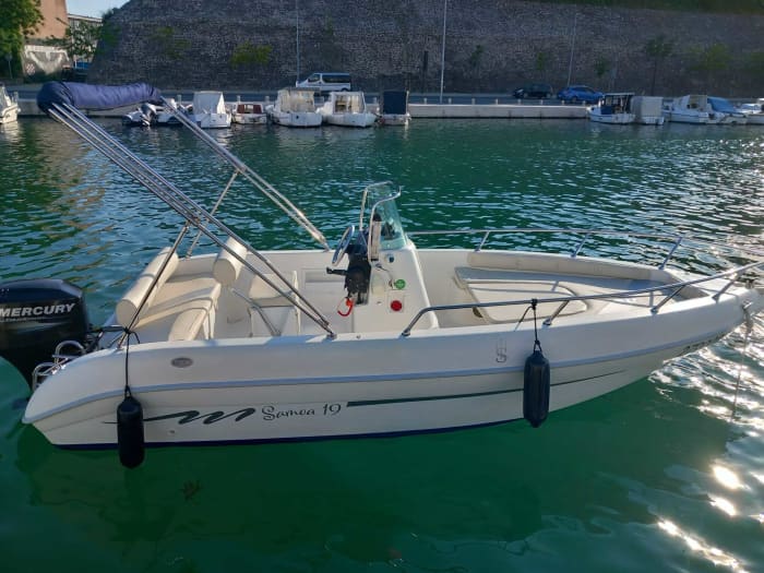 Explora Zadar en barco: Un día completo en el agua a bordo de una lancha motora.