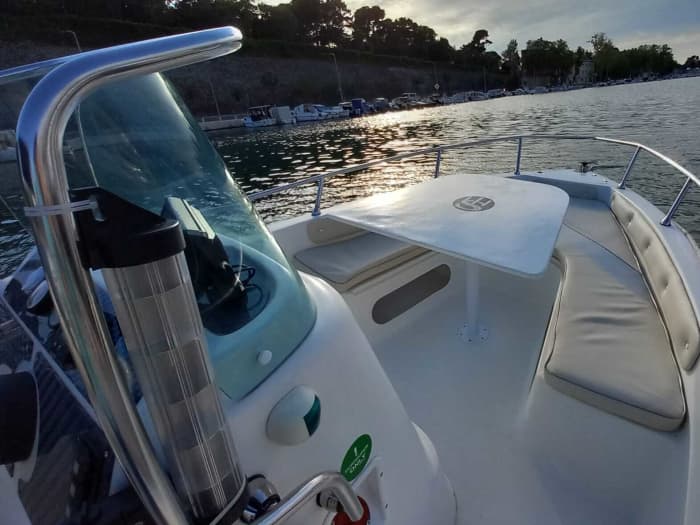 Explora Zadar en barco: Un día completo en el agua a bordo de una lancha motora.