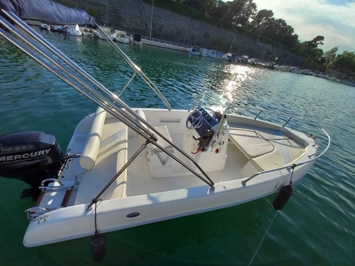 Explora Zadar en barco: Un día completo en el agua a bordo de una lancha motora.