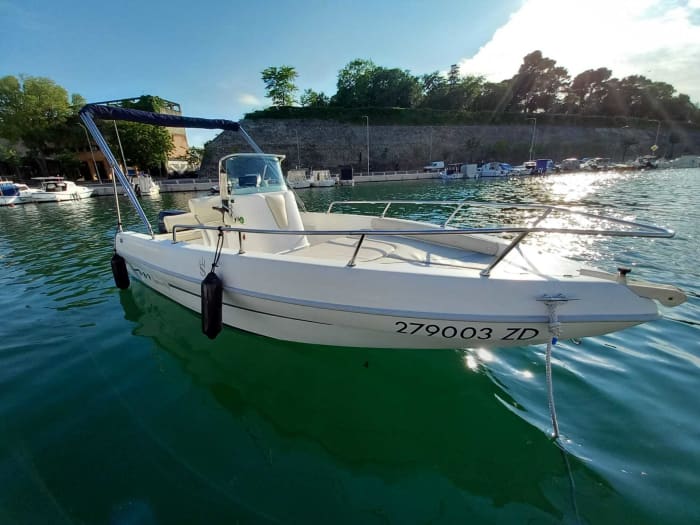 Explora Zadar en barco: Un día completo en el agua a bordo de una lancha motora.