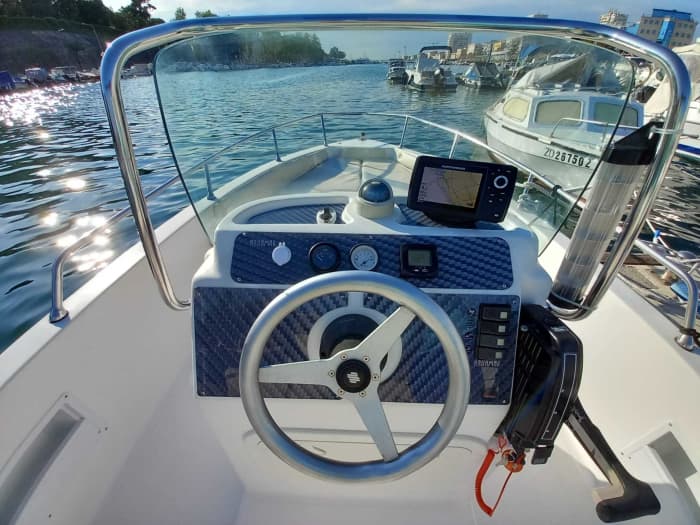 Explora Zadar en barco: Un día completo en el agua a bordo de una lancha motora.