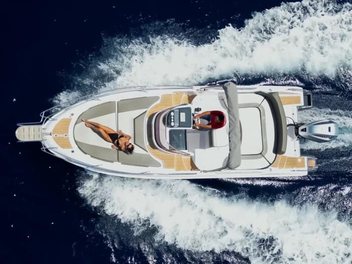 2/3/4/8 hours of sunshine around Taormina on a speedboat. Skipper and hostess included.