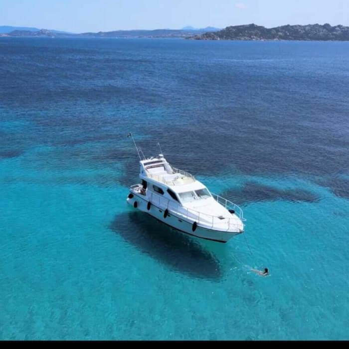 Découvrez La Maddalena en bateau à moteur pendant 7 heures