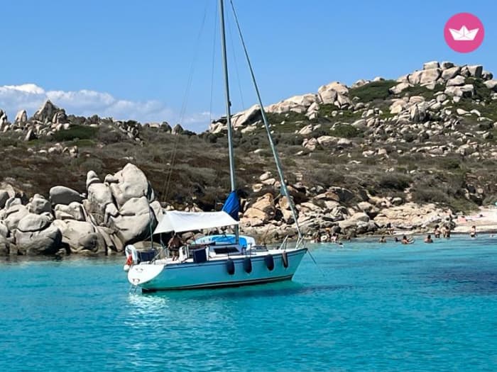 Segeln mit Fabio. Ein Tagesausflug mit dem Segelboot zwischen Sardinien und Korsika.