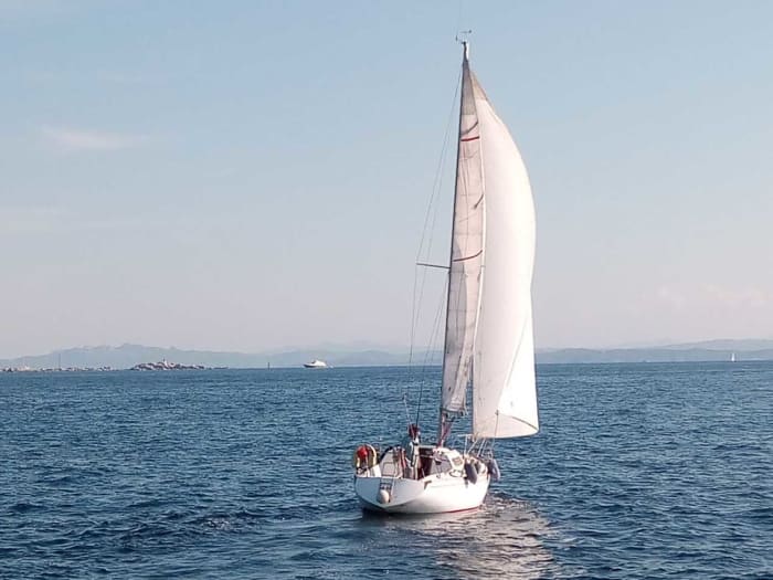 Segeln mit Fabio. Ein Tagesausflug mit dem Segelboot zwischen Sardinien und Korsika.