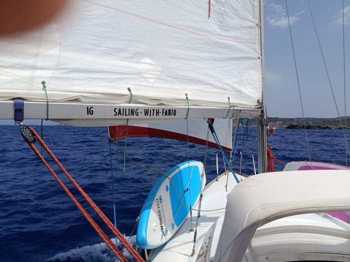 Segeln mit Fabio. Ein Tagesausflug mit dem Segelboot zwischen Sardinien und Korsika.