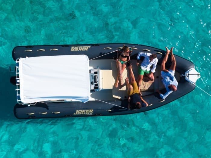 Discover the Maddalena Archipelago: rent a dinghy with a skipper for a full day exploring the magical coves of northeastern Sardinia.