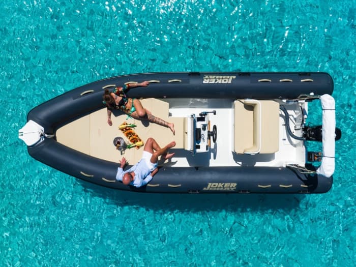 Discover the Maddalena Archipelago: rent a dinghy with a skipper for a full day exploring the magical coves of northeastern Sardinia.