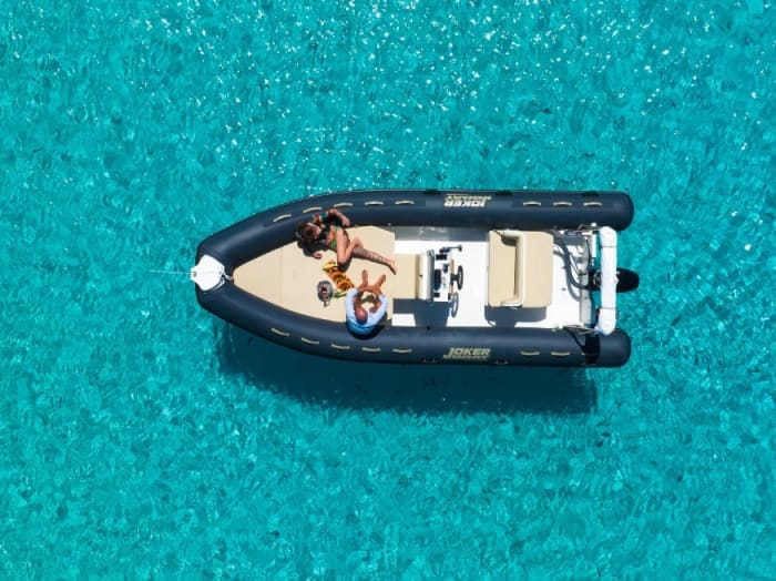 Discover the Maddalena Archipelago: rent a dinghy with a skipper for a full day exploring the magical coves of northeastern Sardinia.
