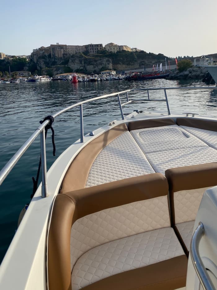 La tua barca a motore privata per una giornata intorno a Tropea