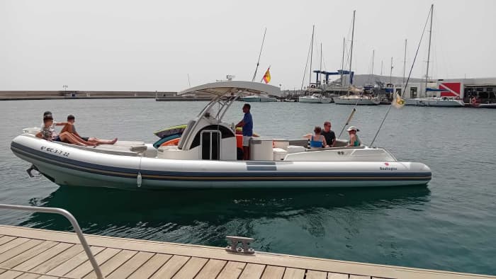 Explorez Playa Blanca en une demi-journée : louez un bateau à moteur pour 3 h 30.