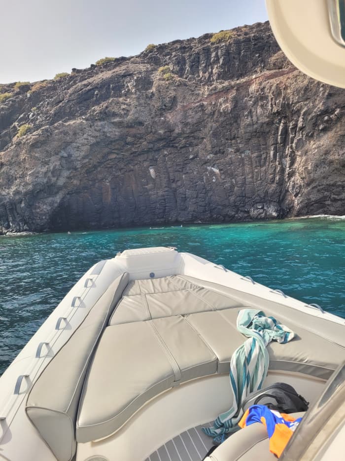 Explorez Playa Blanca en une demi-journée : louez un bateau à moteur pour 3 h 30.