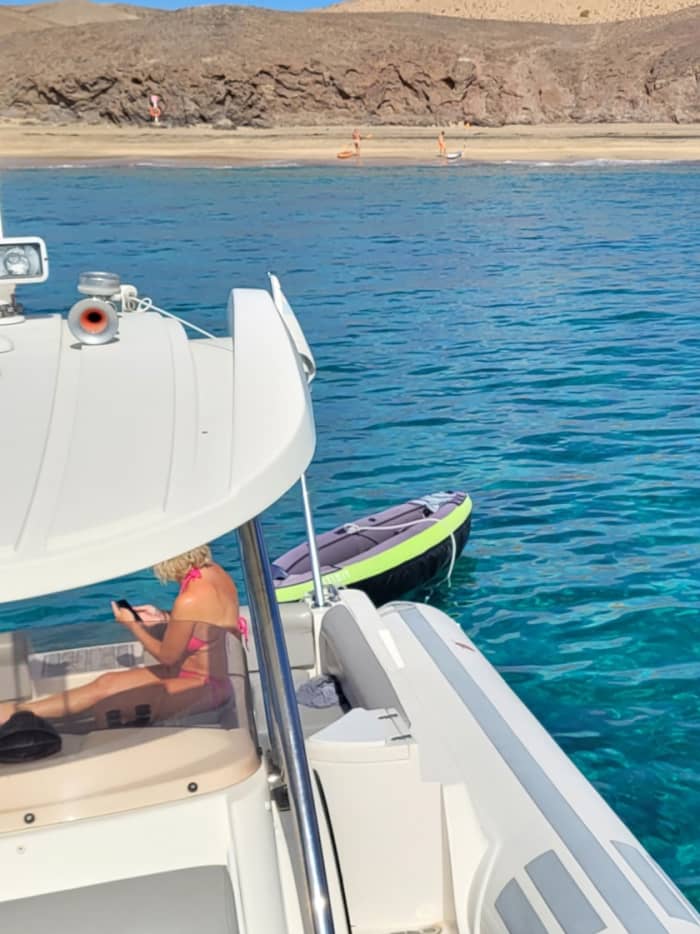 Explorez Playa Blanca en une demi-journée : louez un bateau à moteur pour 3 h 30.