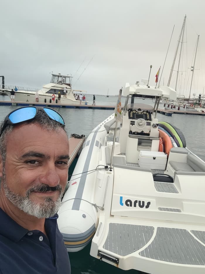 Explorez Playa Blanca en une demi-journée : louez un bateau à moteur pour 3 h 30.
