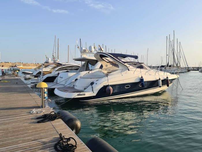 3 Stunden und 45 Minuten, um Santa Maria di Leuca auf einem Motorboot zu entdecken