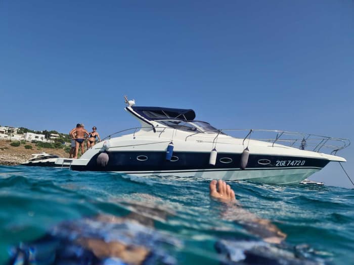 3 Stunden und 45 Minuten, um Santa Maria di Leuca auf einem Motorboot zu entdecken
