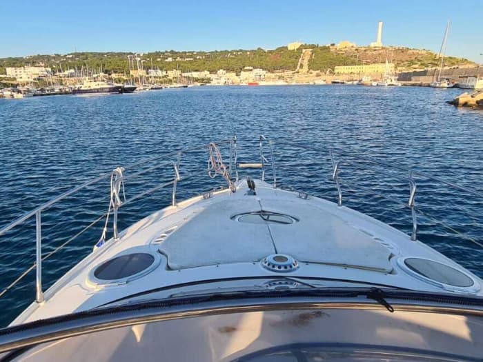 3 Stunden und 45 Minuten, um Santa Maria di Leuca auf einem Motorboot zu entdecken