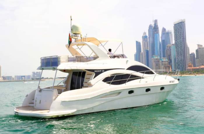 Recorrido en yate de lujo Majesty de 2 horas al atardecer en Dubái con acceso a la Marina y Palm Jumeirah para hasta 15 personas