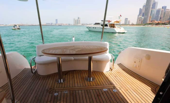 Recorrido en yate de lujo Majesty de 2 horas al atardecer en Dubái con acceso a la Marina y Palm Jumeirah para hasta 15 personas