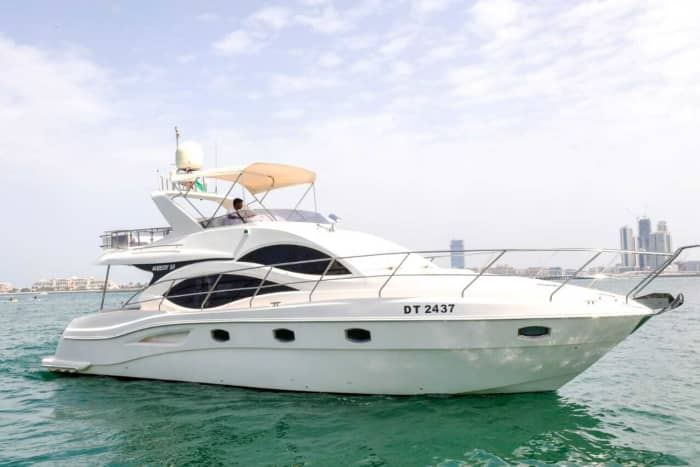 Recorrido en yate de lujo Majesty de 2 horas al atardecer en Dubái con acceso a la Marina y Palm Jumeirah para hasta 15 personas