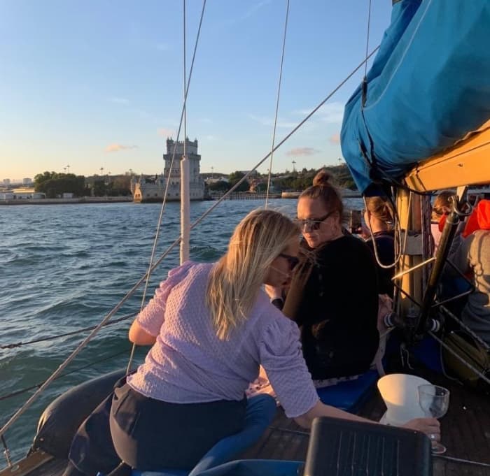 Segeln entlang der Küste von Lissabon