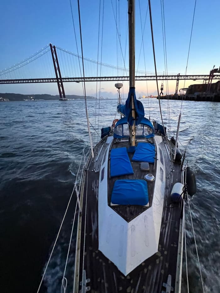 Segeln entlang der Küste von Lissabon