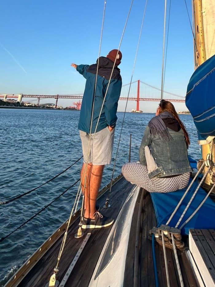 Segeln entlang der Küste von Lissabon