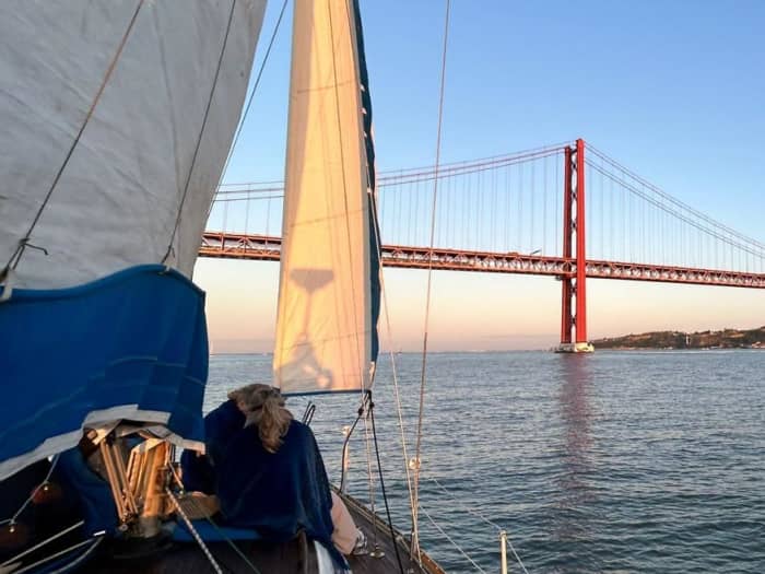 Segeln entlang der Küste von Lissabon