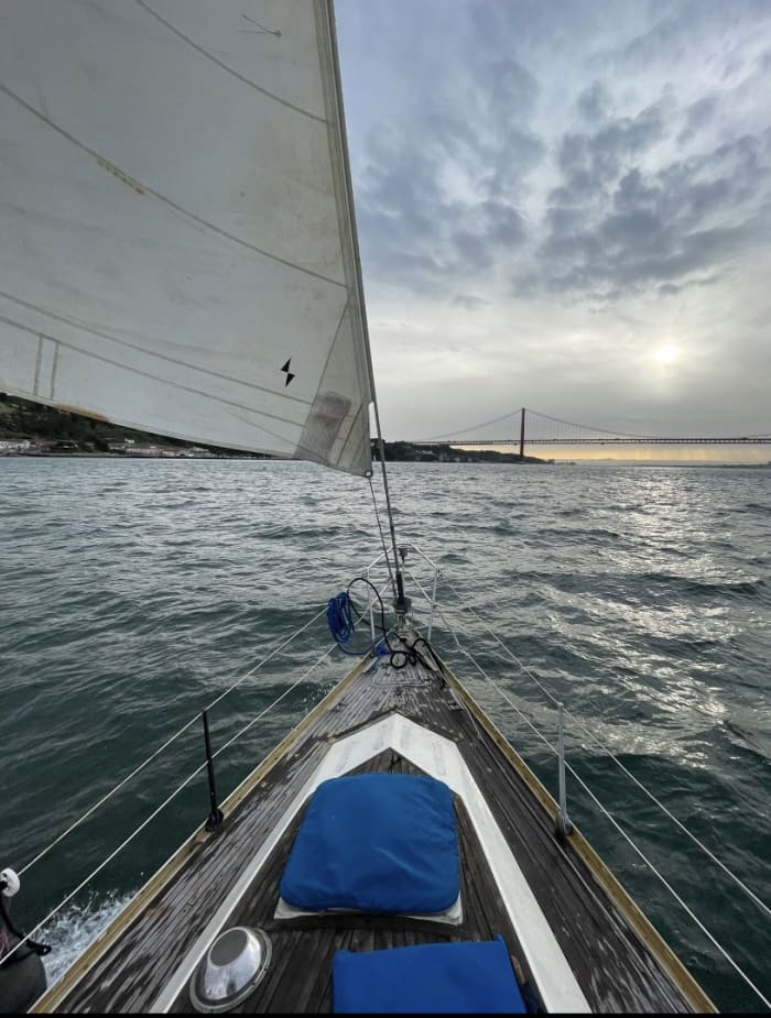 Segeln entlang der Küste von Lissabon