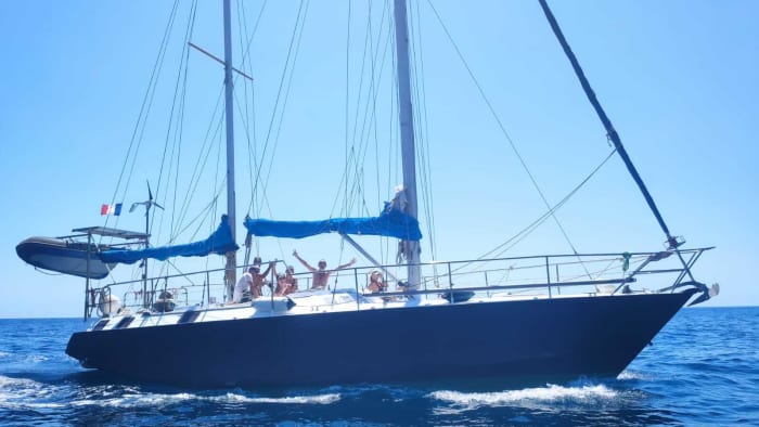 Journée d'initiation à la voile dans les Calanques avec arrêts baignades.