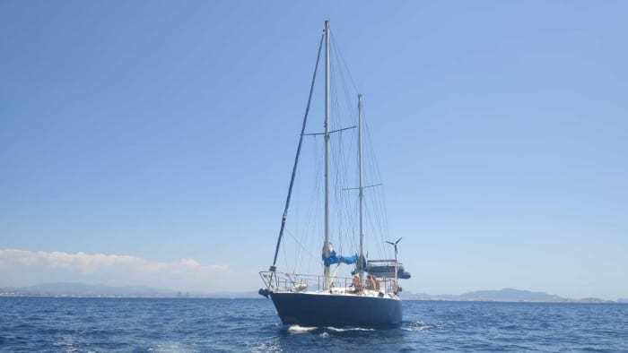Journée d'initiation à la voile dans les Calanques avec arrêts baignades.