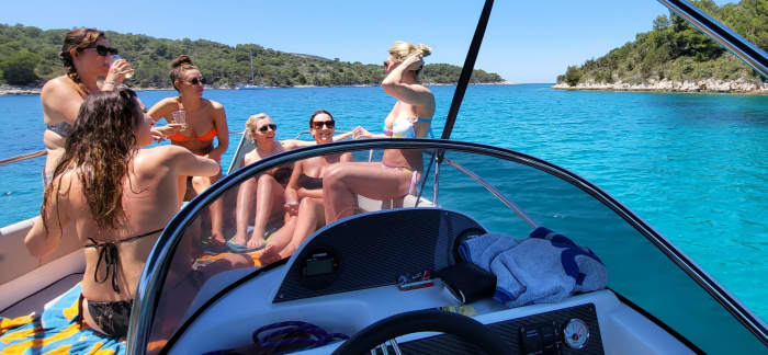 Escapade à Stari Grad : 3 heures de détente en bateau à moteur