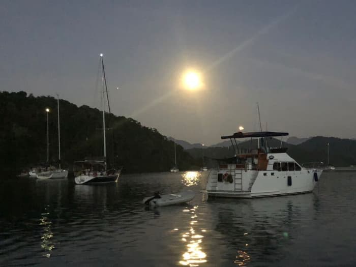 Mer, amour et soleil : une journée riche en émotions à bord d'un bateau à moteur