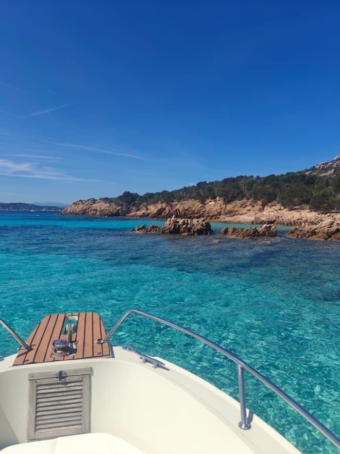 3 ore e 45 minuti per esplorare Santa Teresa Gallura in motoscafo.