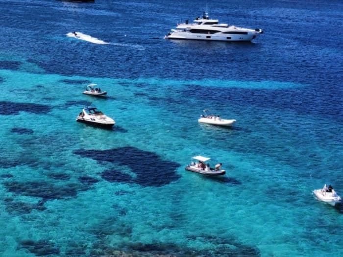 3 ore e 45 minuti per esplorare Santa Teresa Gallura in motoscafo.